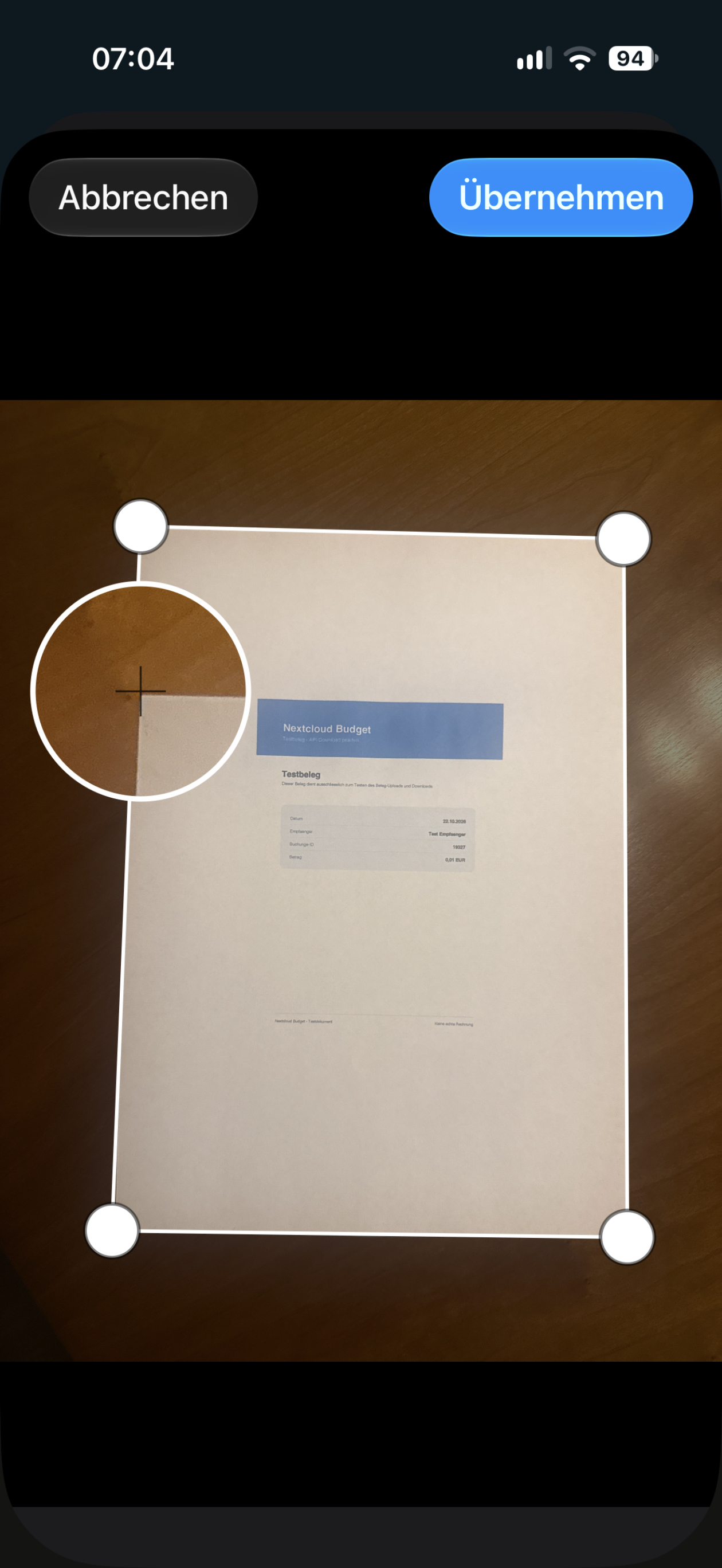 Belegscanner auf dem iPhone mit vier verschiebbaren Ecken und Lupe zur Auswahl des Belegbereichs